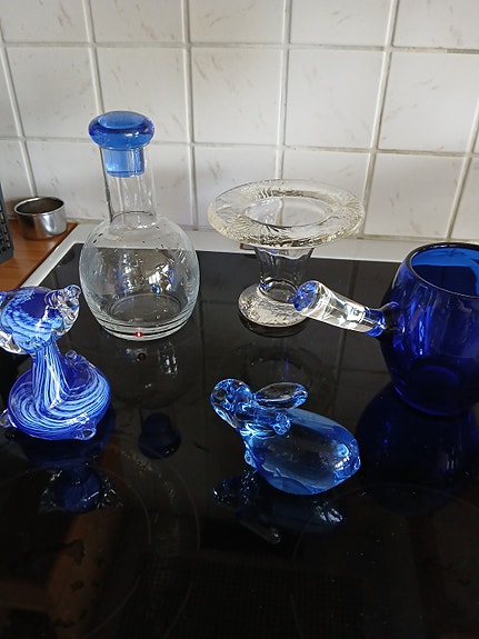 Sinisiä lasiesineitä ja karahvi Iittala,Kumela sarvi tuoppi,Nuutajärvi