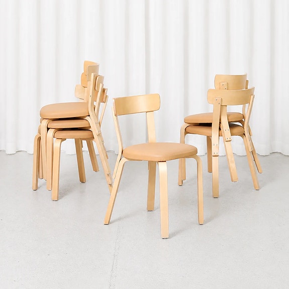 Artek 69 -tuolit beigeillä istuimilla
