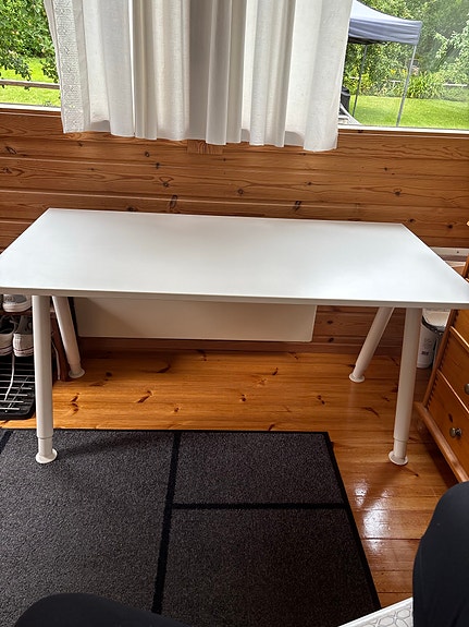 Ikea valkoinen työpöytä