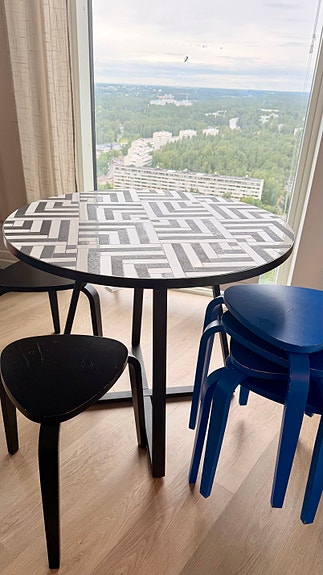 Tyylikäs Vepsäläisen käsintehty laattapintainen ruokapöytä + 6 IKEA-jakkaraa