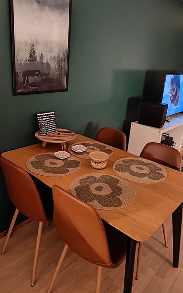 Neljän hengen ruokapöytä