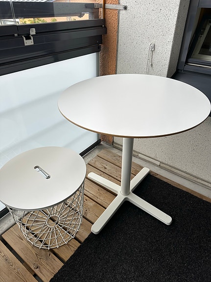 IKEA valkoinen pyöreä pöytä sekä pieni pöytä