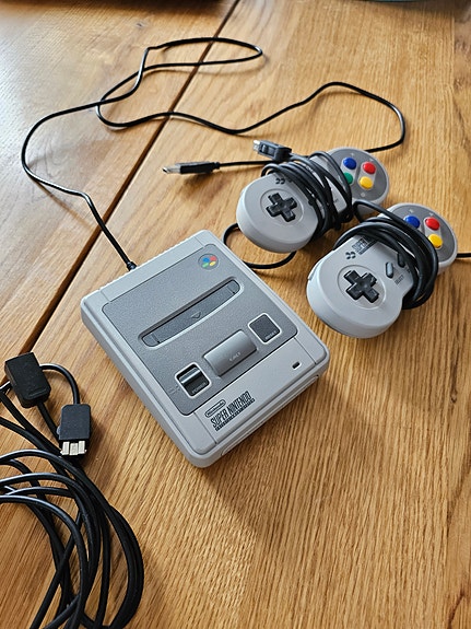 Super Nintendo mini (snes mini) konsoli ja ohjaimet