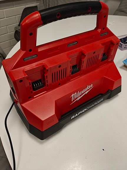 Milwaukee 6 akun laturi