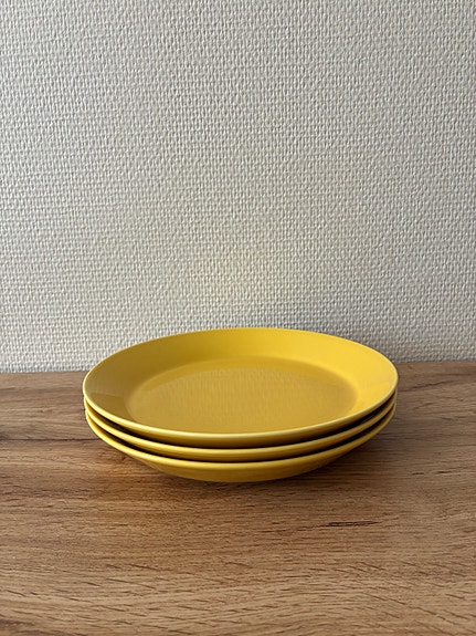 Kolme Iittala Teema -lautasta 21 cm