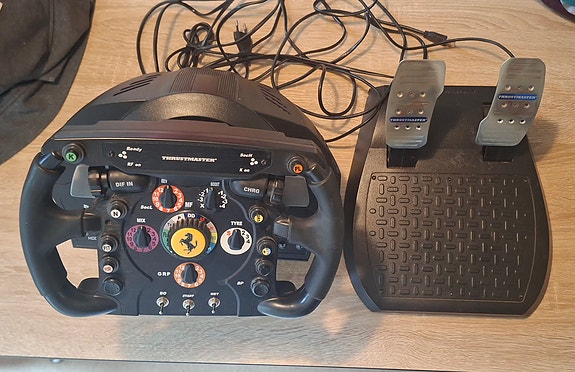 Thrustmaster T300 + F1 ratti + normaali ratti