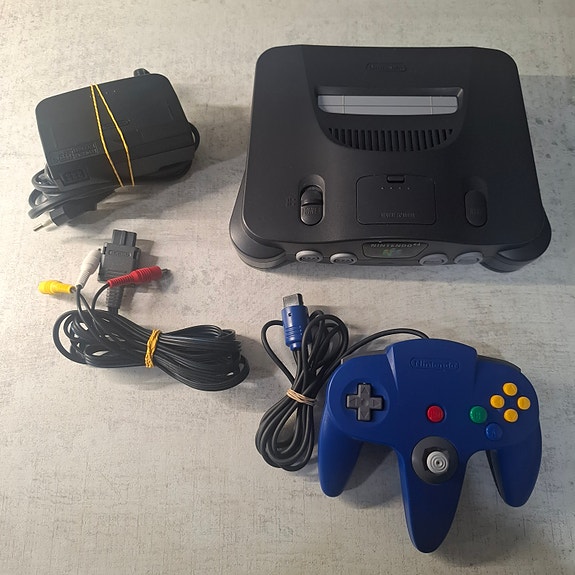 Nintendo 64 konsoli tarvikkeineen