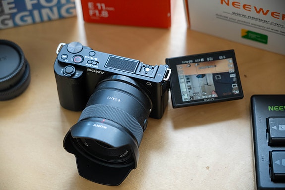Sony ZV-E10 -järjestelmäkamera + Sony E 11mm f/1.8 objektiivi