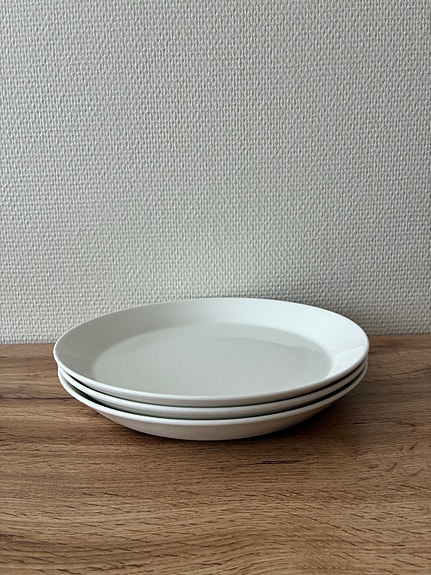 Kolme Iittala Teema -lautasta 26 cm