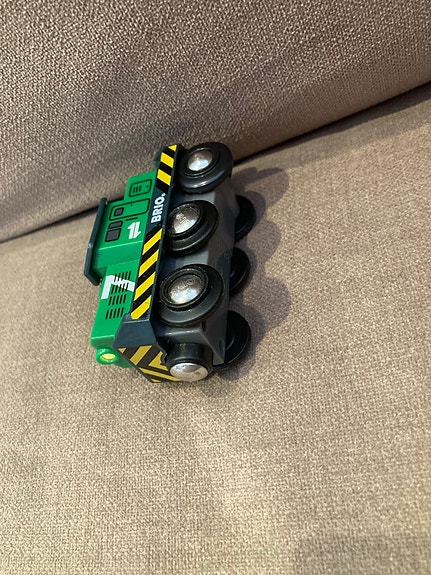 BRIO vihreä veturi lelujuna puujunarataan