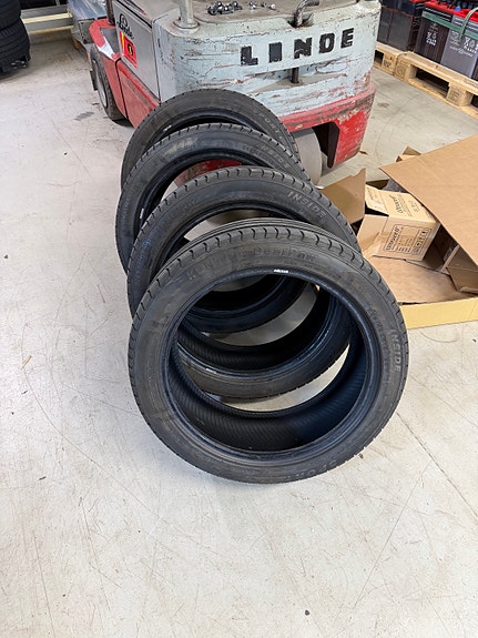 225/45R18 ja 245/40R18