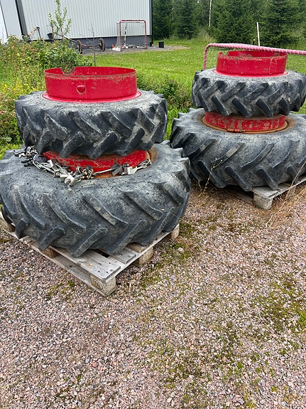 Traktorin renkaat raju välivanteilla