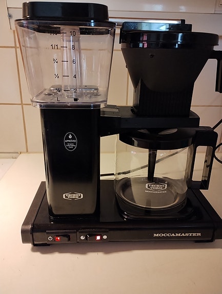 Musta moccamaster kahvinkeitin