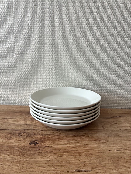 Kuusi Iittala Teema -lautasta 17 cm
