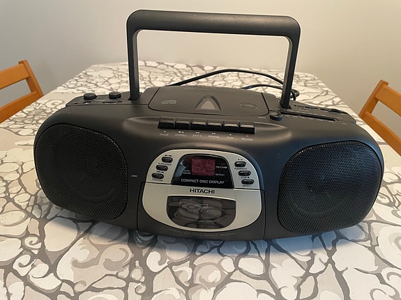 Hitachi CD-kasettisoitin radiolla