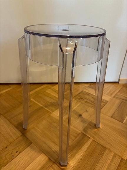 Kartell Philippe Starck läpinäkyvä jakkara / sivupöytä Charles Ghost