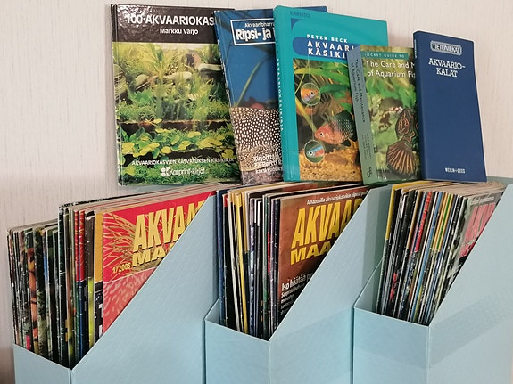 Iso kokoelma akvaario lehtiä ja muutama akvaario kirja yhteensä 90 kpl