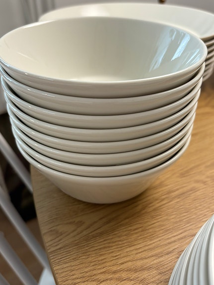 Kulho, astiat, iittala, teema, häät, juhlat, lautanen, pöytä, tuoli