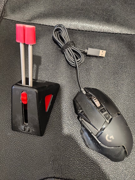 Logitech pelihiiri G502 HERO ja johdon pidike.