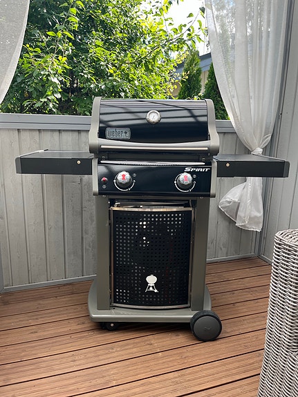 Weber Spirit kaasugrilli musta