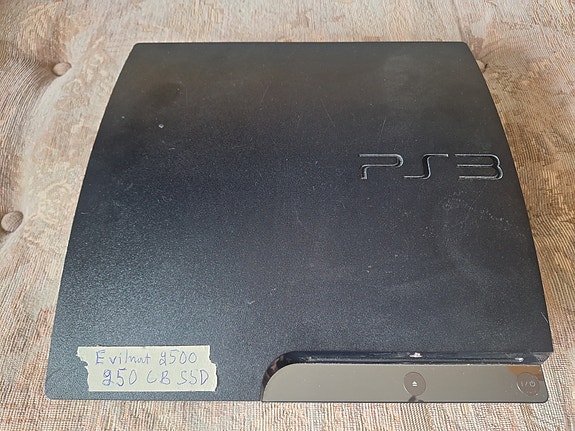 Modattu PlayStation 3 konsoli 2500-sarjaa SSD-kiintolevyllä ja 100+ pelillä