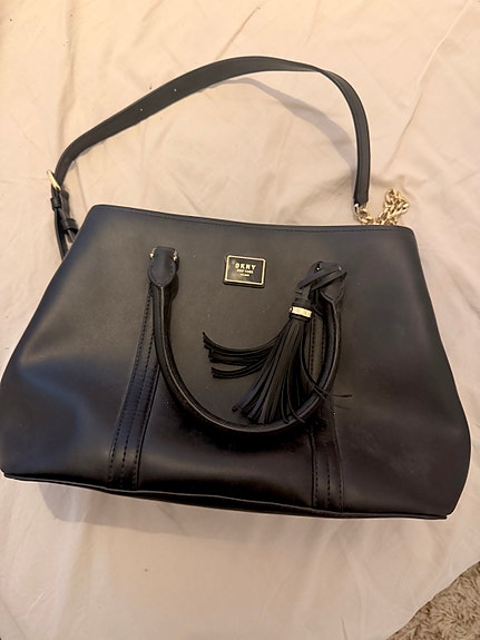 DKNY olkalaukku tekonahkaa 33 cm musta
