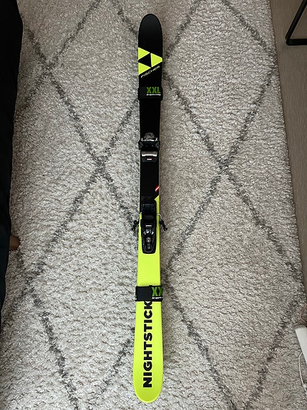 Fischer Nightstick laskettelusukset ja Head monot