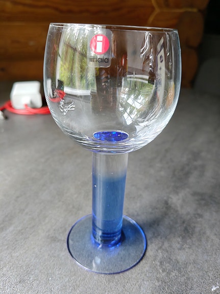 Iittala viinilasi sinisellä jalalla
