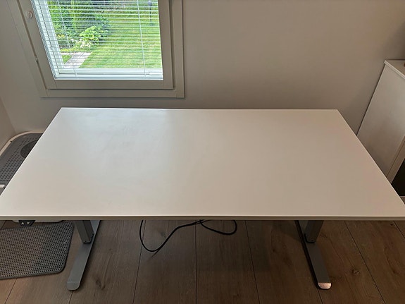 Iskun säädettävä työpöytä