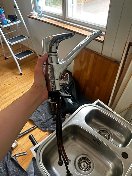 Keittiön hana ja teräksinen tiskiallas