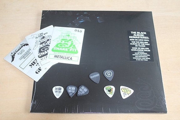 Metallica - Black Album + Guitar Picks + Backstage Passes - 2 x LP-albumi