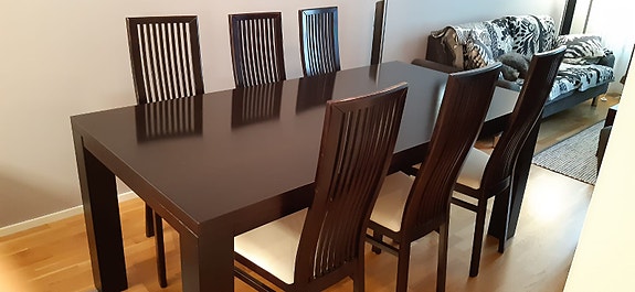 Ruokapöytä ja 6 tuolia, tumma puu
