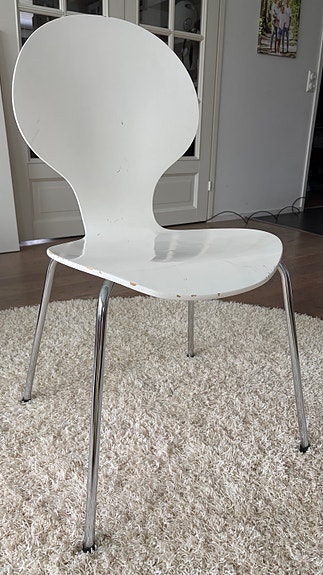 Valkoinen design-henkinen ruokapöydän tuoli