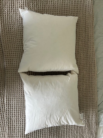 Myydään 2 kpl H&M Home:n valkoisia 40x40 tyynyjä