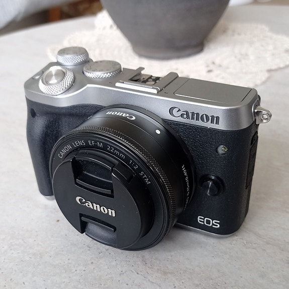 Canon EOS M6 + EF-M 22 mm f/2 -objektiivi + uusi 256 Gt muistikortti