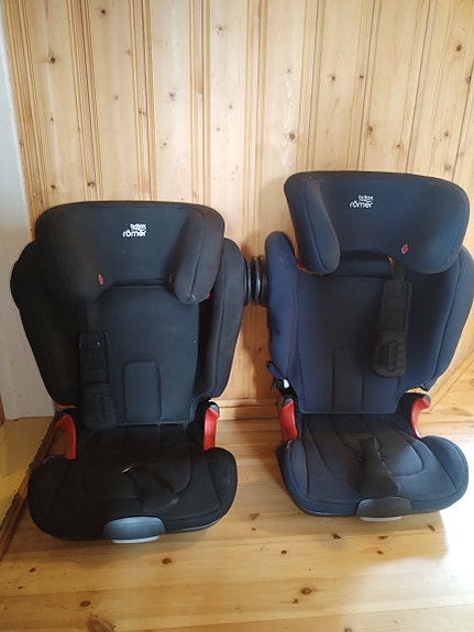 2 kpl Britax Römer turvavyöistuimia.