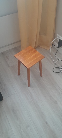 Pieni puinen jakkara.