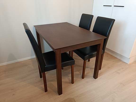 Ruokapöytä ja 3 tuolia