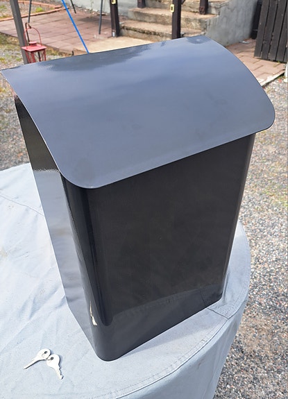 Lukittava metallinen postilaatikko