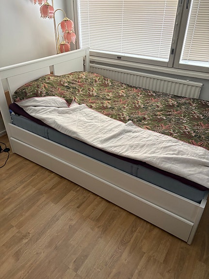 IKEA valkoinen sänky säilytyslaatikoilla
