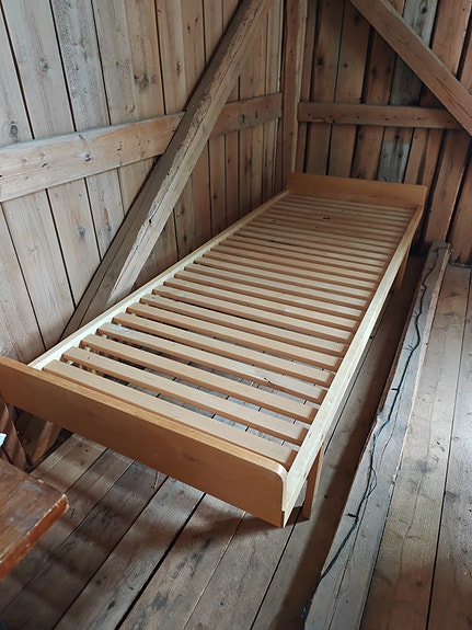 Vanha puinen sänky