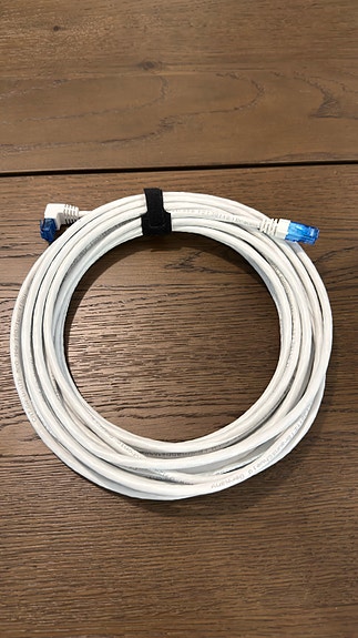 Cat6a verkkokaapeli kulmaliittimellä - 10m