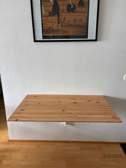 Seinään kiinnitettävä pöytä