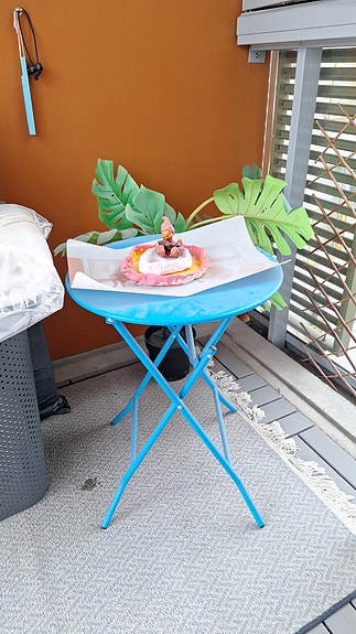Sininen pyöreä pihapöytä ja tuolit taittojaloilla