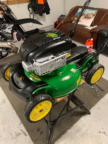 John Deere vetävä ruohonleikkuri