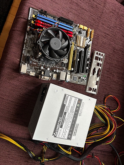 Emolevy, CPU, RAM & Virtalähde