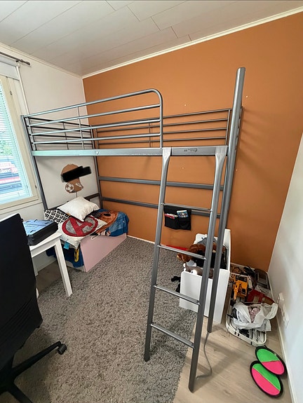IKEA metallinen parvisänky tikkailla