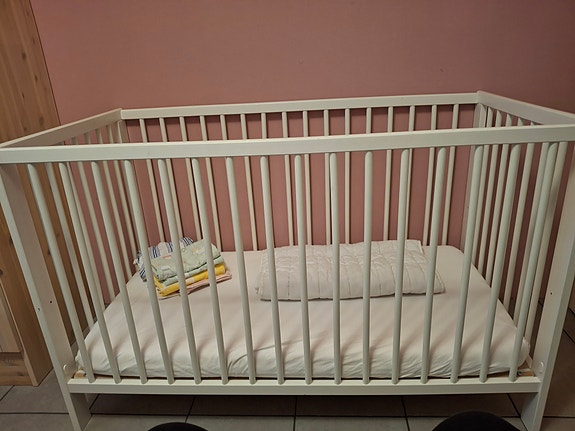 Valkoinen IKEA pinnasänky & patja ja lakanat