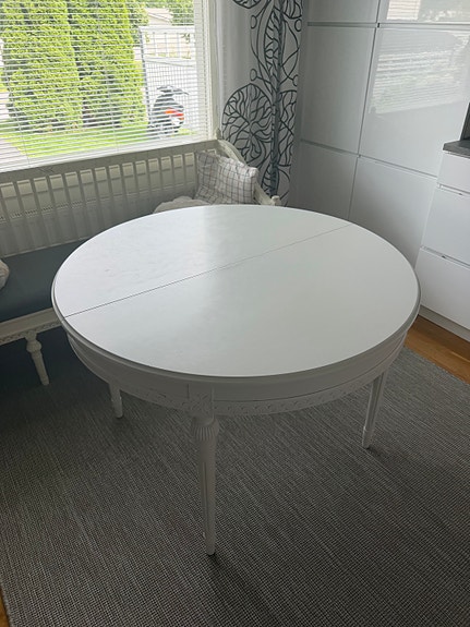 Kustavilainen ruokapöytä