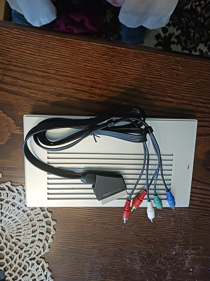 SCART–komponenttivideokaapeli adapterilla